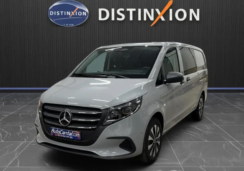 Vue 3/4 avant droite du Mercedes Vito Mixto gris alpin avec calandre noire et jantes stylisées.