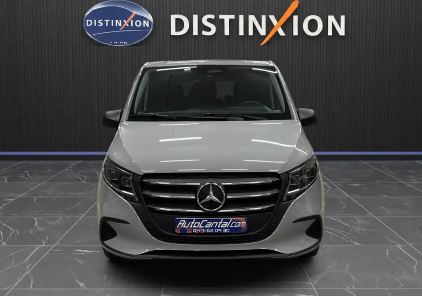 Vue avant d'un Mercedes Vito Mixto gris alpin avec calandre noire et logo étoile, sur sol carrelé intérieur showroom.