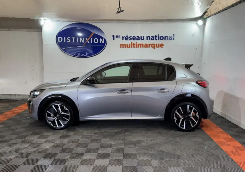 Vue de profil côté gauche d'une Peugeot 208 Hybrid 136 eDCS6 GT gris clair avec jantes noires et détails chromés.