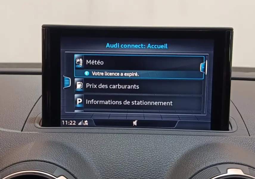 Écran central tactile affichant le menu Audi Connect dans l'habitacle d'une Audi A3 blanche de 2020.