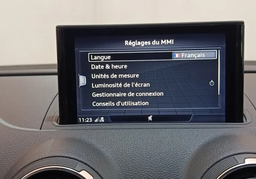 Écran central tactile du tableau de bord de l’Audi A3 35 TDI blanc, affichant les réglages du MMI en français.