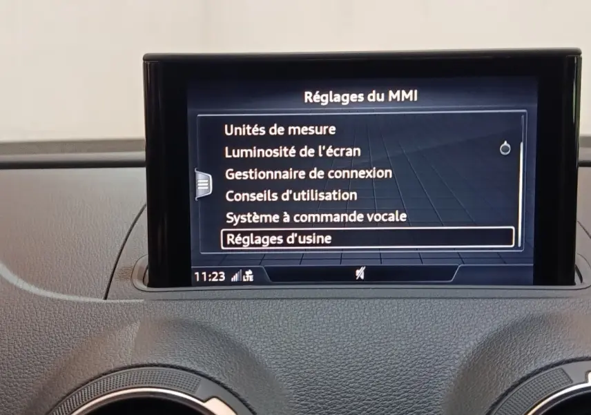 Écran central tactile affichant les réglages du MMI dans l’habitacle d’une Audi A3 35 TDI blanc, vue de face.