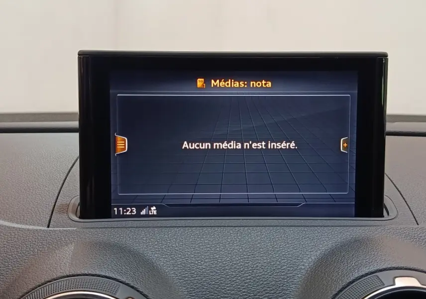 Écran tactile central affichant "Aucun média n'est inséré" sur le tableau de bord d'une Audi A3 35 TDI blanc.