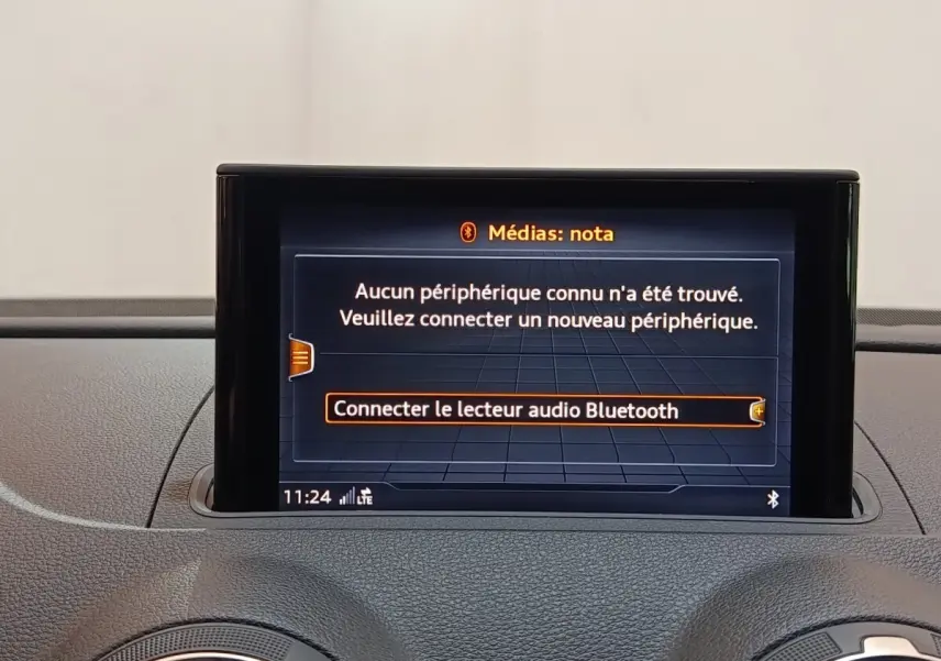 Écran tactile central affichant la connexion Bluetooth dans l'habitacle d'une Audi A3 blanche de 2020.
