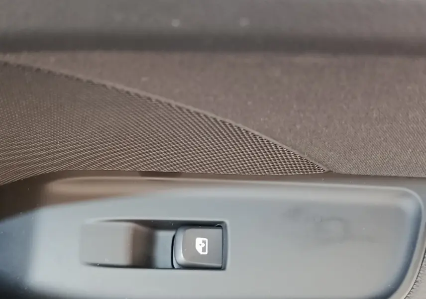 Bouton de commande de lève-vitre électrique sur panneau de porte intérieur noir, Audi A3 35 TDI 2020.