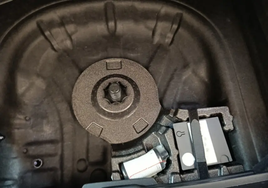 Coffre ouvert d’une Audi A3 35 TDI 150 S tronic Business Line 2020, vue plongeante sur espace de rangement noir.