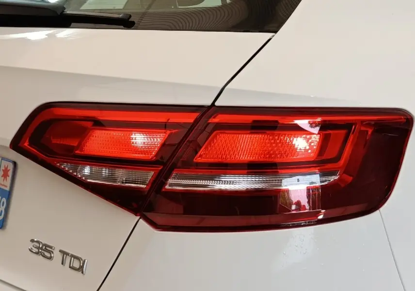 Gros plan sur le feu arrière droit rouge d’une Audi A3 blanche 35 TDI 150 S tronic Business Line de 2020.
