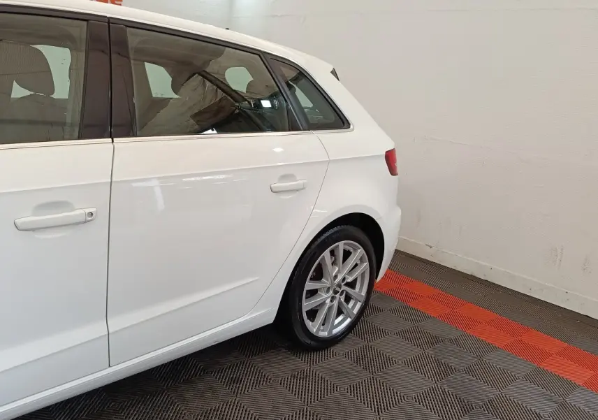 Vue latérale droite d'une Audi A3 blanche 35 TDI 150 S tronic Business Line, avec jantes alliage visibles.