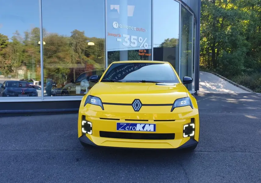 Vue avant d’une Renault R5 E-TECH jaune Pop avec phares LED en forme de pupille et éclairage diurne carré.