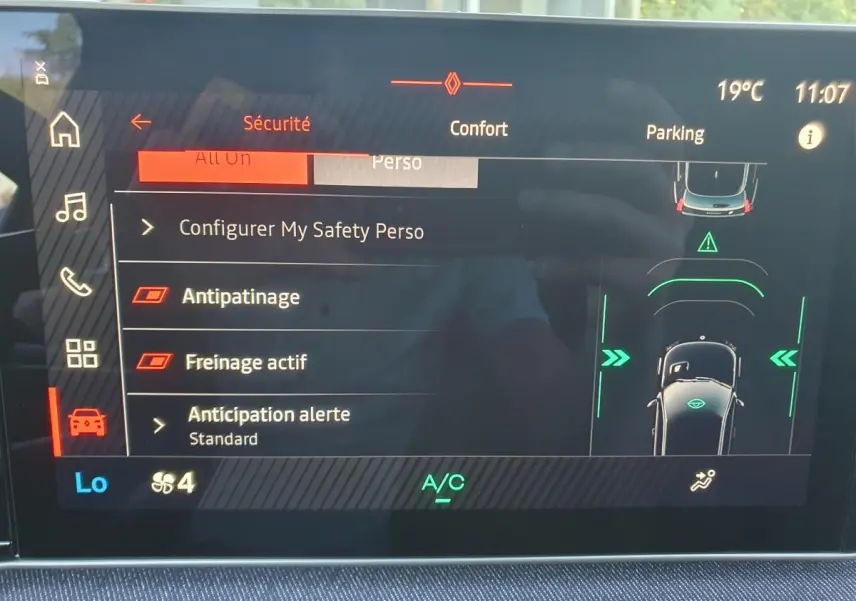 Écran tactile du système multimédia Renault R5 E-TECH jaune, affichant les réglages de sécurité et assistance conduite.
