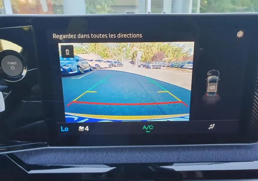 Vue de l'écran multimédia montrant la caméra de recul du Renault R5 E-Tech Jaune Pop, avec guidage de stationnement coloré.