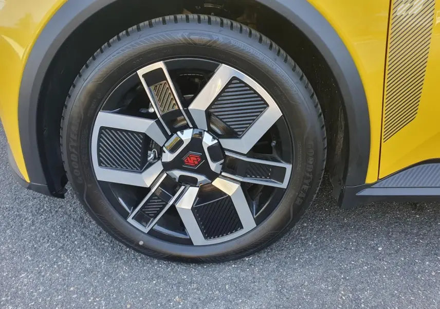 Gros plan sur la jante alliage diamantée noir 18'' techno de la Renault R5 E-TECH jaune pop, côté droit.