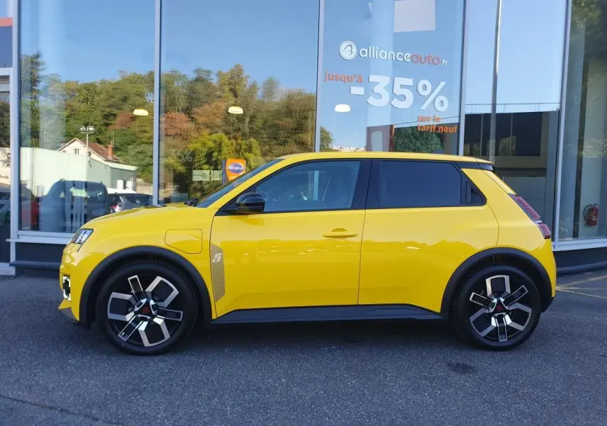 Profil droit d'une Renault R5 E-TECH jaune pop avec jantes alliage noir et détails noirs contrastants.