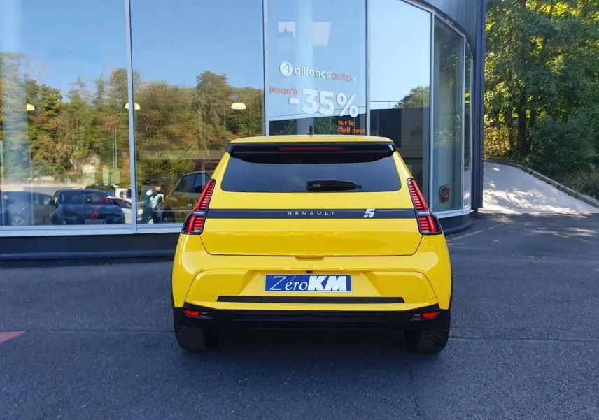 Vue arrière d'une Renault R5 E-TECH jaune pop avec feux LED verticaux et lunette arrière surteintée.