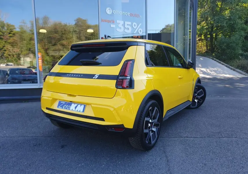 Vue 3/4 arrière droite de la Renault R5 E-TECH jaune pop avec jantes alliage noir 18'' et vitres surteintées.