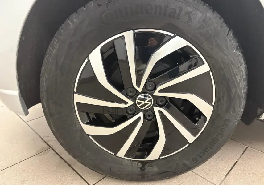 Gros plan sur la roue avant droite d'une Volkswagen Polo 2024 argentée avec jante alliage bicolore noire et argent.