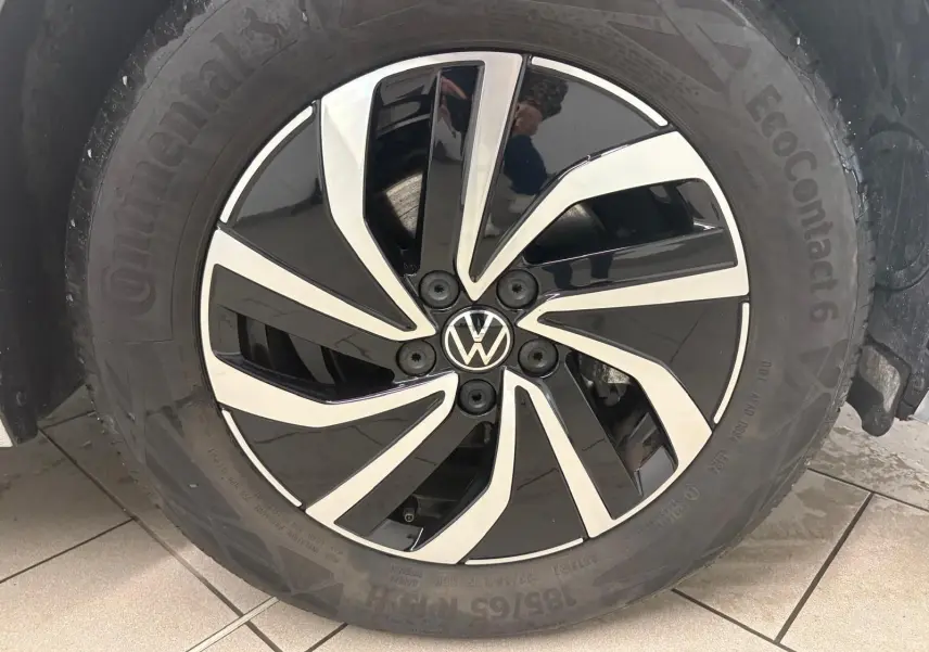 Gros plan sur la jante noire et argentée d'une Volkswagen Polo 2024 en peinture métallisée Reflet d'argent.