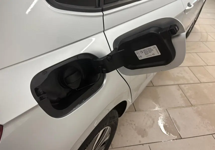Vue rapprochée du côté gauche arrière d'une Volkswagen Polo 2024 argent métallisé avec trappe à carburant ouverte.