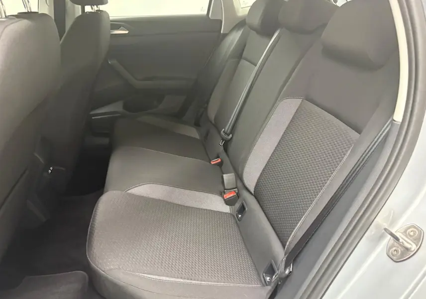 Vue intérieure côté droit des sièges arrière en tissu gris de la Volkswagen Polo 2024 Reflet d'argent.