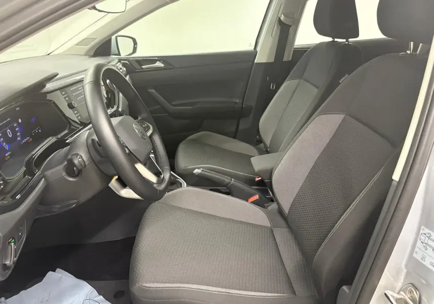 Intérieur avant droit de la Volkswagen Polo 2024 avec sièges gris et tableau de bord digital visible.