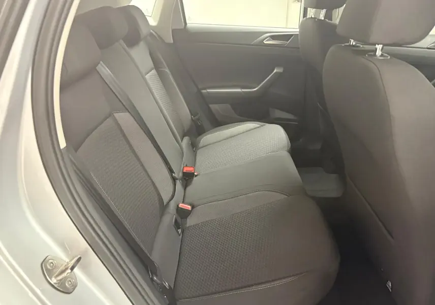 Vue intérieure côté gauche sur les sièges arrière en tissu gris d'une Volkswagen Polo 2024 Reflet d'Argent.