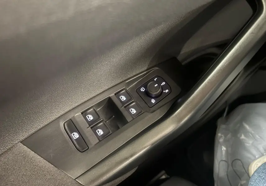 Panneau de commandes des vitres et rétroviseurs côté conducteur d'une Volkswagen Polo 2024 en intérieur noir.