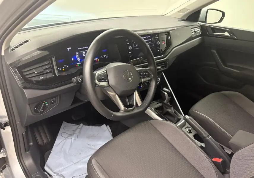 Intérieur avant droit d'une Volkswagen Polo 2024 argent avec tableau de bord numérique et boîte automatique DSG7.