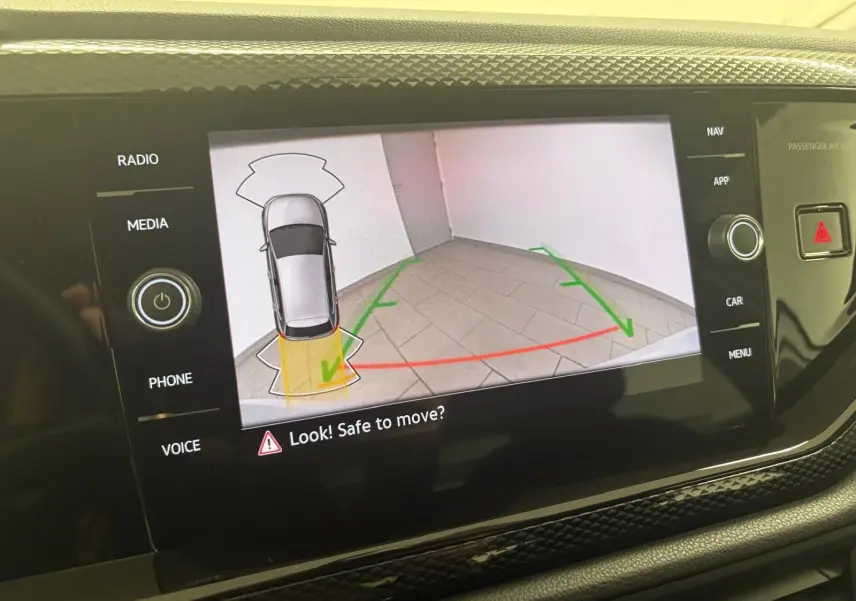 Écran de la caméra de recul du Volkswagen Polo 2024 en Reflet d'argent, affichant les aides au stationnement.