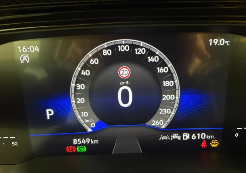 Tableau de bord numérique de la Volkswagen Polo 2024 affichant la vitesse à 0 km/h et 8549 km au compteur.