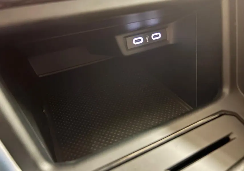 Prise USB double éclairée dans le compartiment de rangement central d'une Volkswagen Polo 2024 couleur Reflet d'argent.