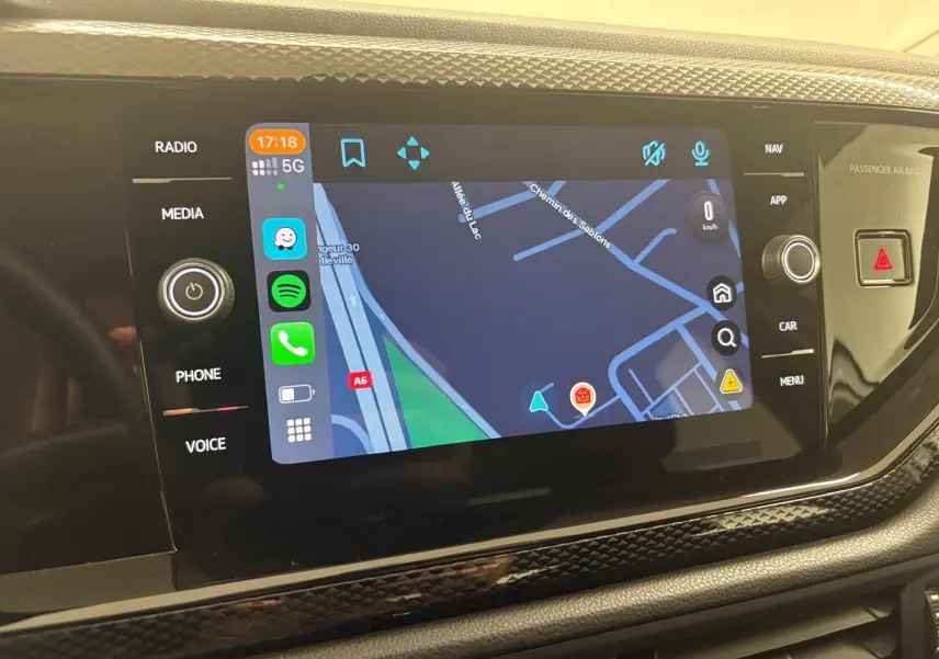 Écran tactile central affichant la navigation, tableau de bord intérieur d'une Volkswagen Polo 2024 finition Life.