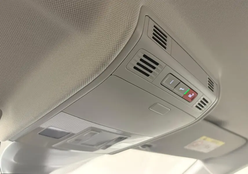 Vue intérieure du plafonnier gris clair avec commandes d'assistance et ventilation sur Volkswagen Polo 2024.