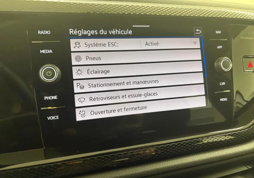 Écran tactile central affichant les réglages du véhicule Volkswagen Polo 2024, intérieur noir moderne.