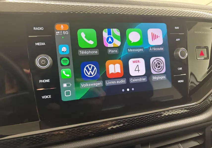 Écran tactile central de la Volkswagen Polo 2024 affichant les applications connectées, avec commandes autour en finition noire.