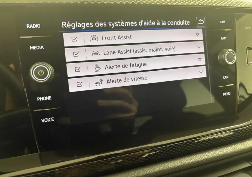 Écran tactile du système d'infodivertissement de la Volkswagen Polo 2024 affichant les réglages d'aides à la conduite.