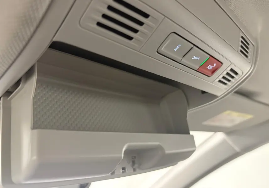 Rangement ouvert au plafond avec commandes d'assistance dans l'habitacle gris clair d'une Volkswagen Polo 2024.