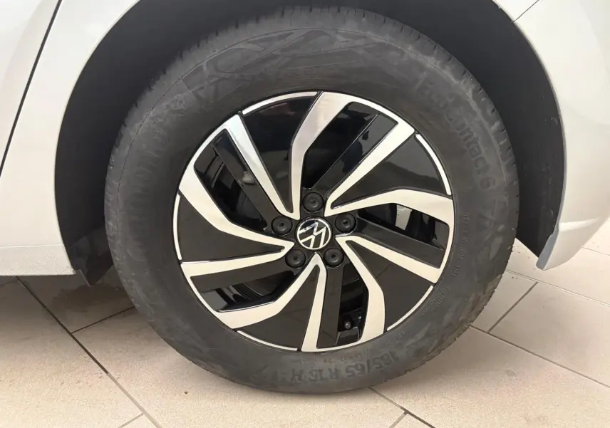 Gros plan sur la roue avant gauche d'une Volkswagen Polo 2024 argentée avec jante alliage bicolore noire et argent.