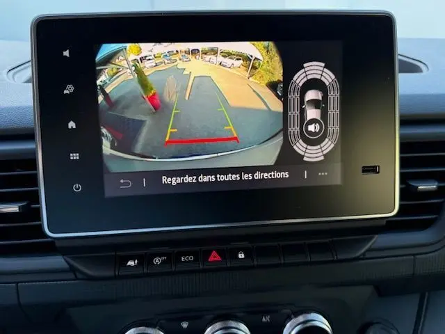 Poignée de porte noire en gros plan sur la portière gris Highland du Renault Trafic Cabine Approfondie 2025.