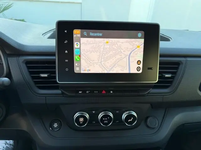 Vue intérieure côté conducteur du Renault Trafic cabine approfondie 2025, avec volant multifonction et écran tactile central.