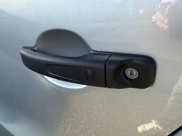 Vue 3/4 arrière droite du Renault Trafic cabine approfondie gris Highland, avec portes arrière pleines et jantes alu.