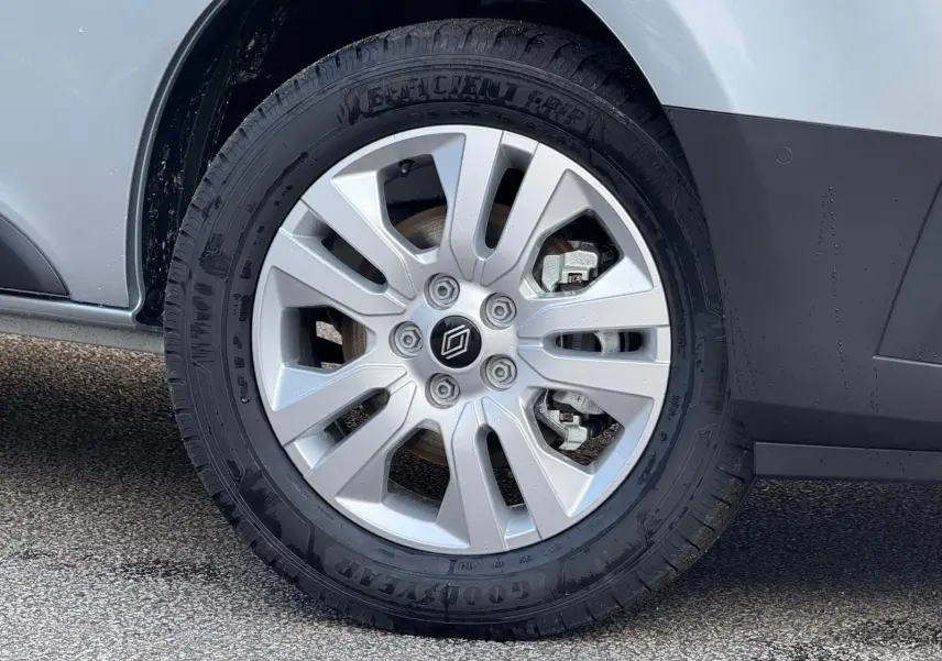 Vue 3/4 arrière droite du Renault Trafic cabine approfondie gris Highland avec hayon arrière et jantes alliage.