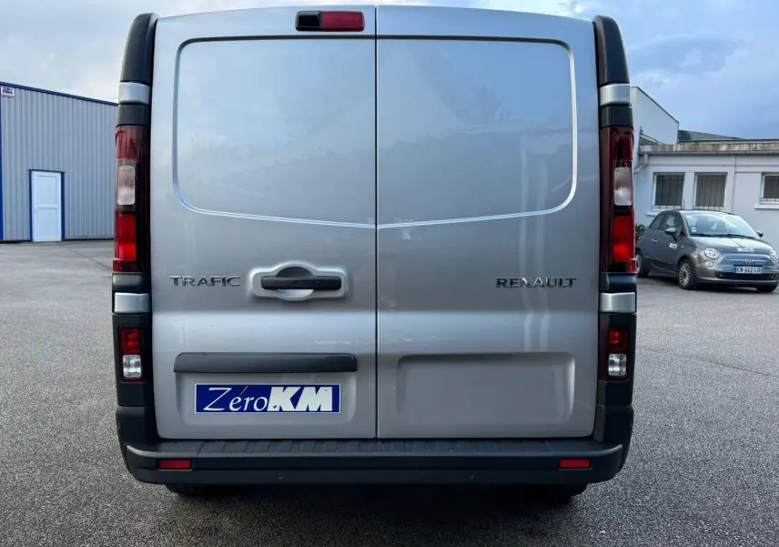 Volant noir avec logo Renault au centre, vue rapprochée de l'intérieur côté conducteur du Trafic cabine approfondie gris Highland 2025.