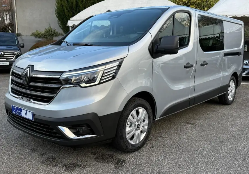 Vue intérieure côté droit des sièges arrière gris d'un Renault Trafic Cabine Approfondie 2025 avec porte coulissante ouverte.