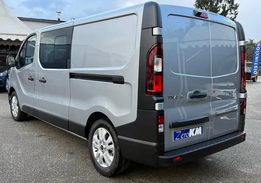 Vue intérieure côté conducteur du Renault Trafic cabine approfondie 2025 gris Highland, avec tableau de bord moderne et boîte manuelle.