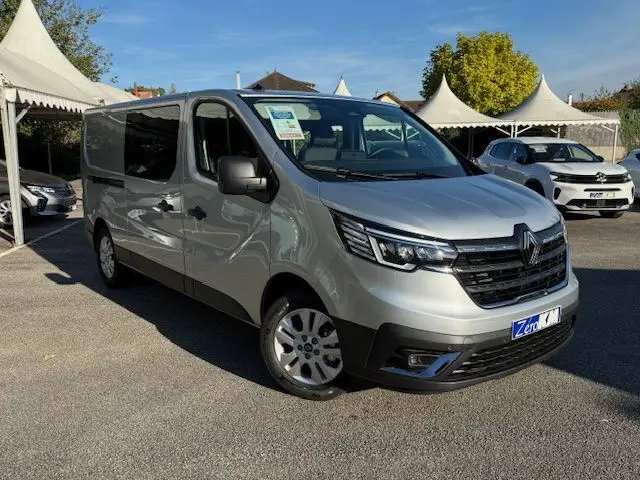 Vue intérieure côté conducteur du Renault Trafic cabine approfondie gris Highland 2025, sièges tissu et tableau de bord moderne.