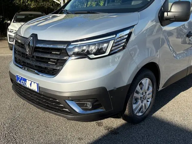 Gros plan sur la roue avant droite gris Highland du Renault Trafic cabine approfondie avec jante alliage et partie du pare-chocs avant.