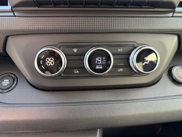 Écran central affichant la caméra de recul du Renault Trafic cabine approfondie gris Highland, avec guidage de trajectoire et capteurs.