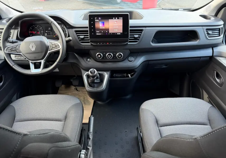 Renault Trafic cabine approfondie gris Highland vu en 3/4 arrière droit, portes arrière battantes et vitres latérales teintées.