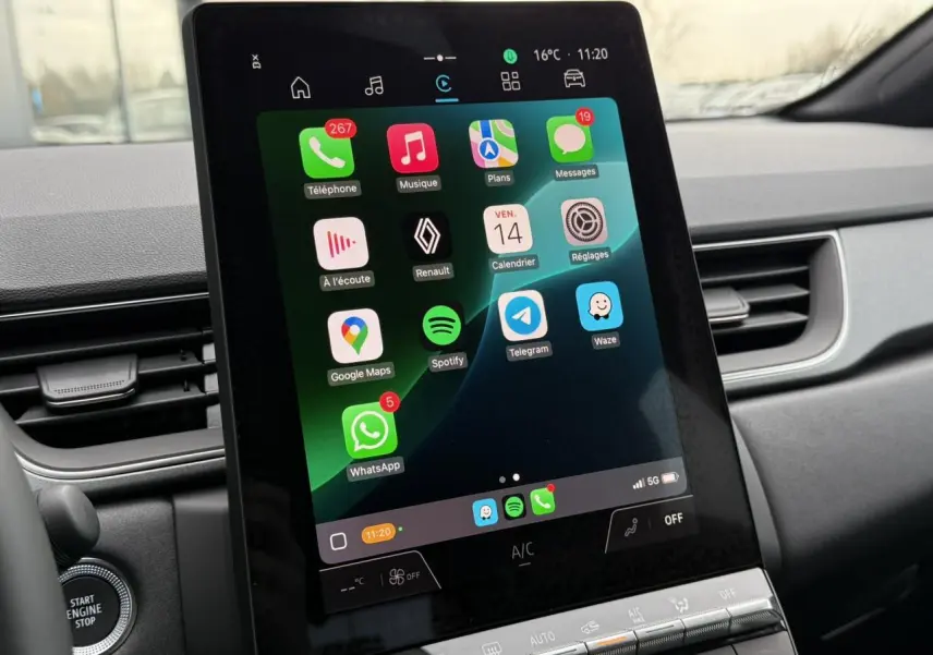 Écran tactile vertical du tableau de bord du Renault Captur blanc nacré, affichant les applications connectées.