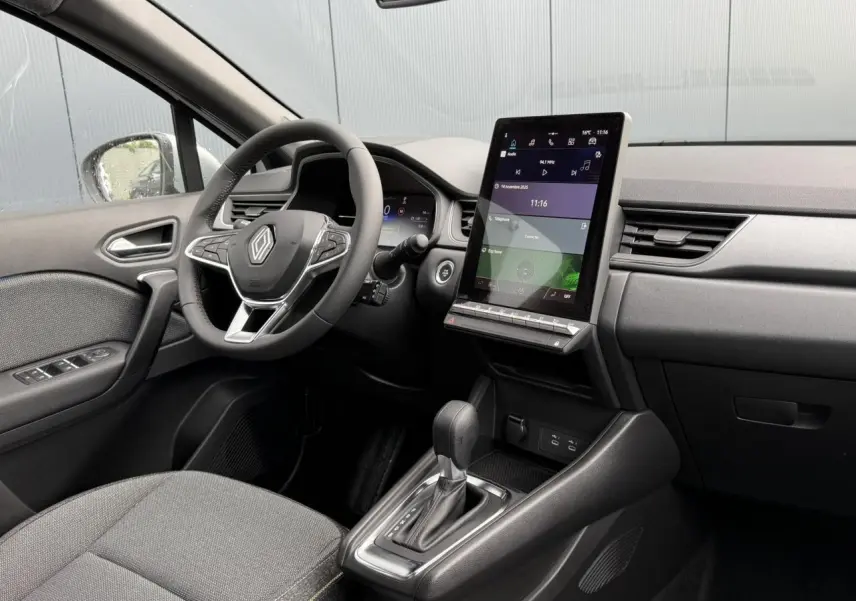 Intérieur côté conducteur du Renault Captur 2025 avec tableau de bord numérique et écran tactile vertical.